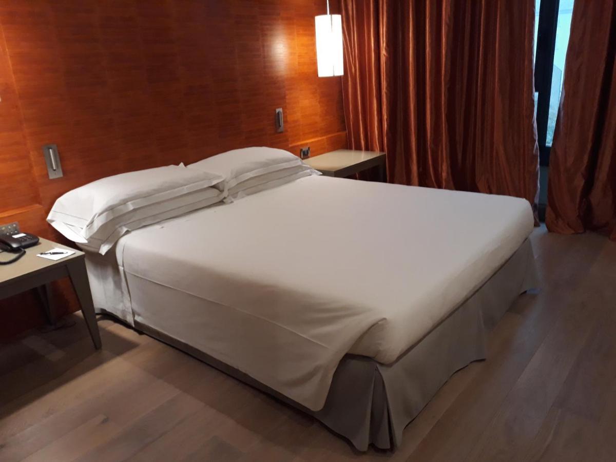 Grand Hotel De La Ville Parma Exterior foto A bed