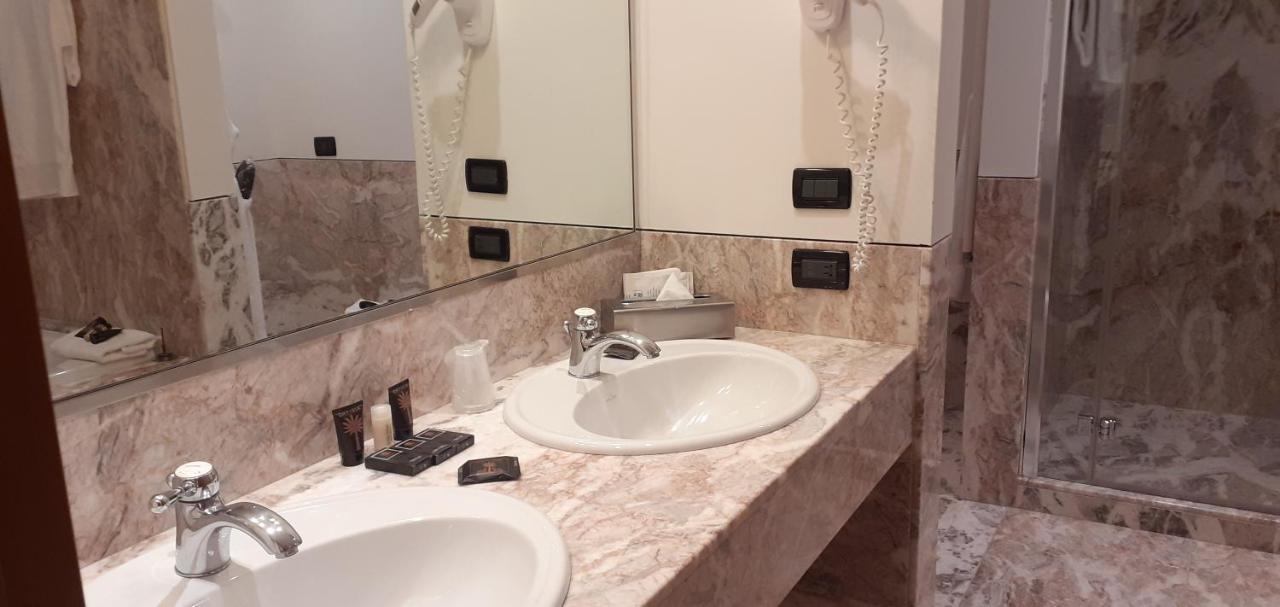 Grand Hotel De La Ville Parma Exterior foto Bathroom in a hotel