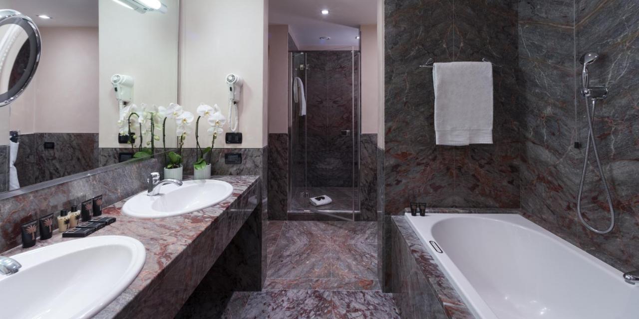 Grand Hotel De La Ville Parma Exterior foto A bathroom in a hotel