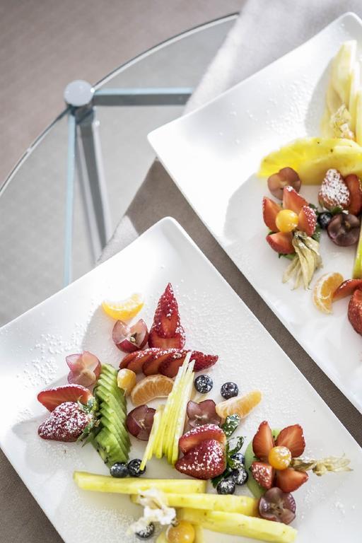 Grand Hotel De La Ville Parma Exterior foto A fruit salad