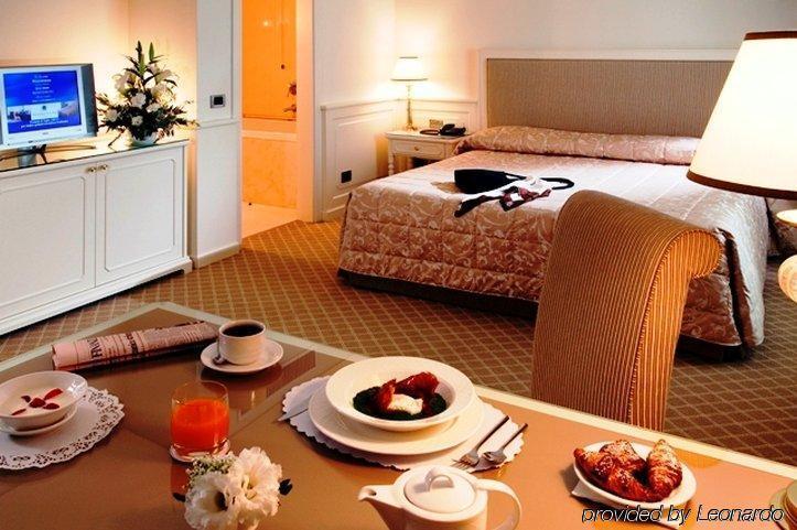 Grand Hotel De La Ville Parma Exterior foto A room at the hotel