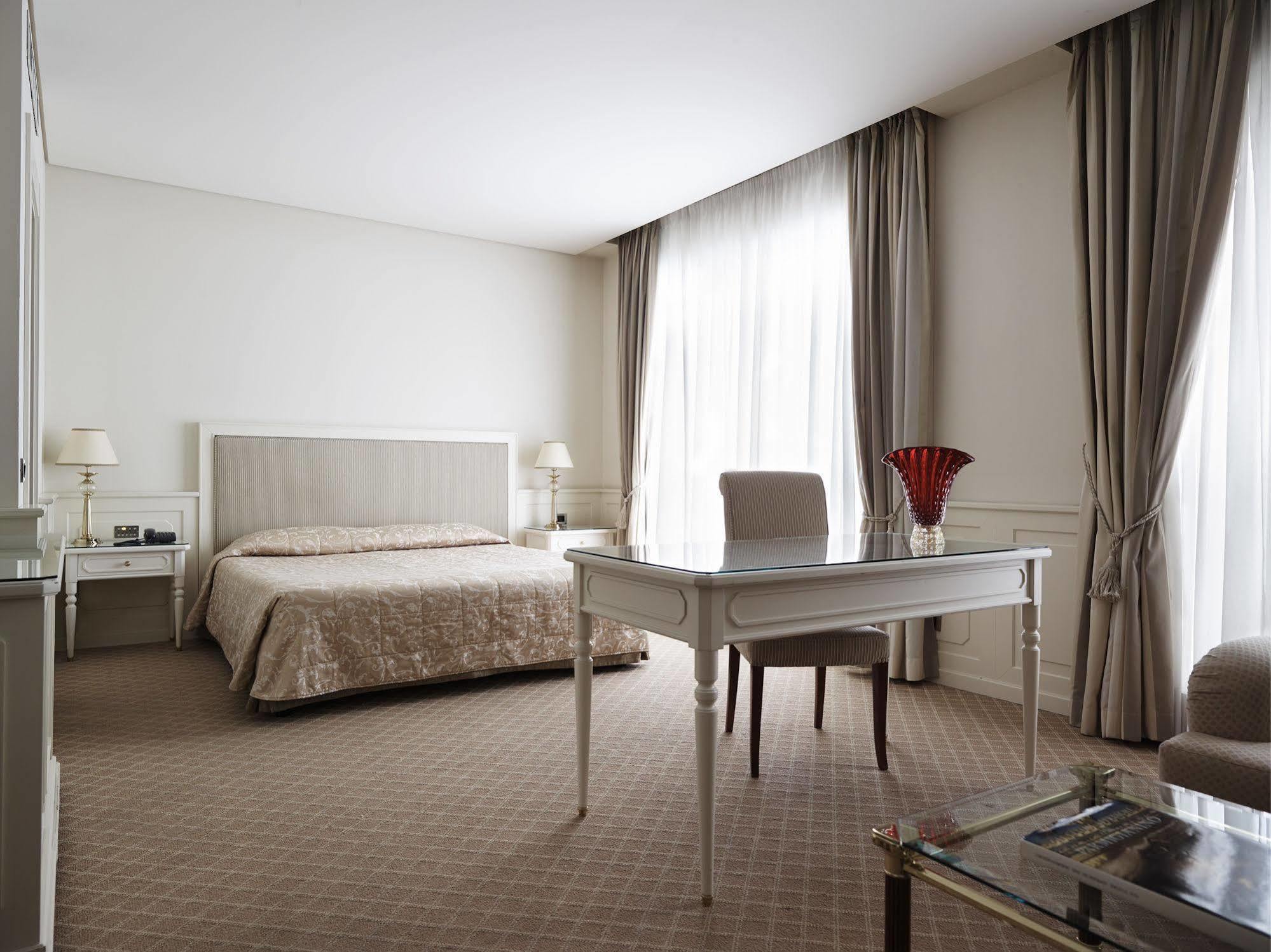 Grand Hotel De La Ville Parma Exterior foto A room at the hotel
