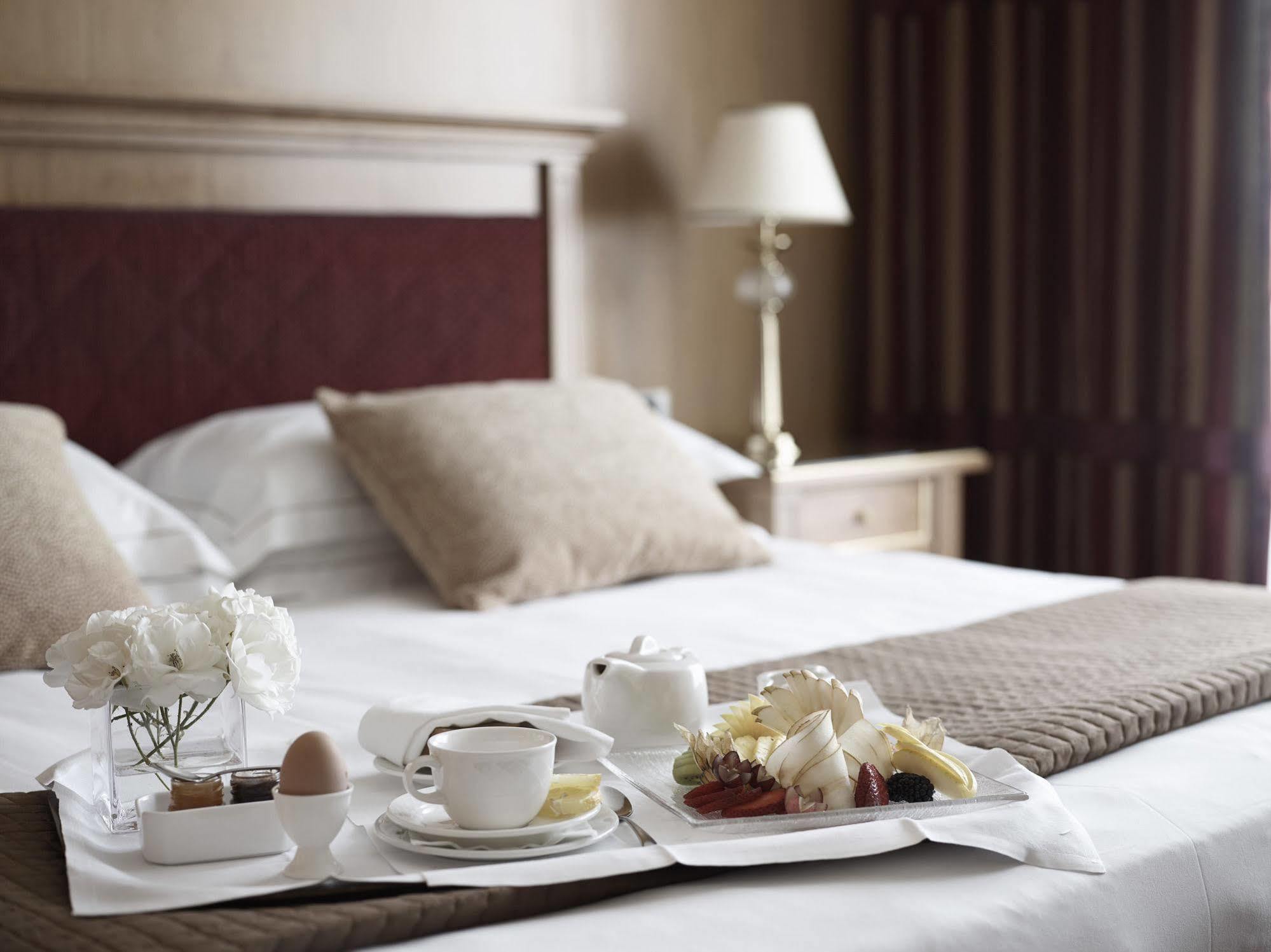Grand Hotel De La Ville Parma Exterior foto Room service