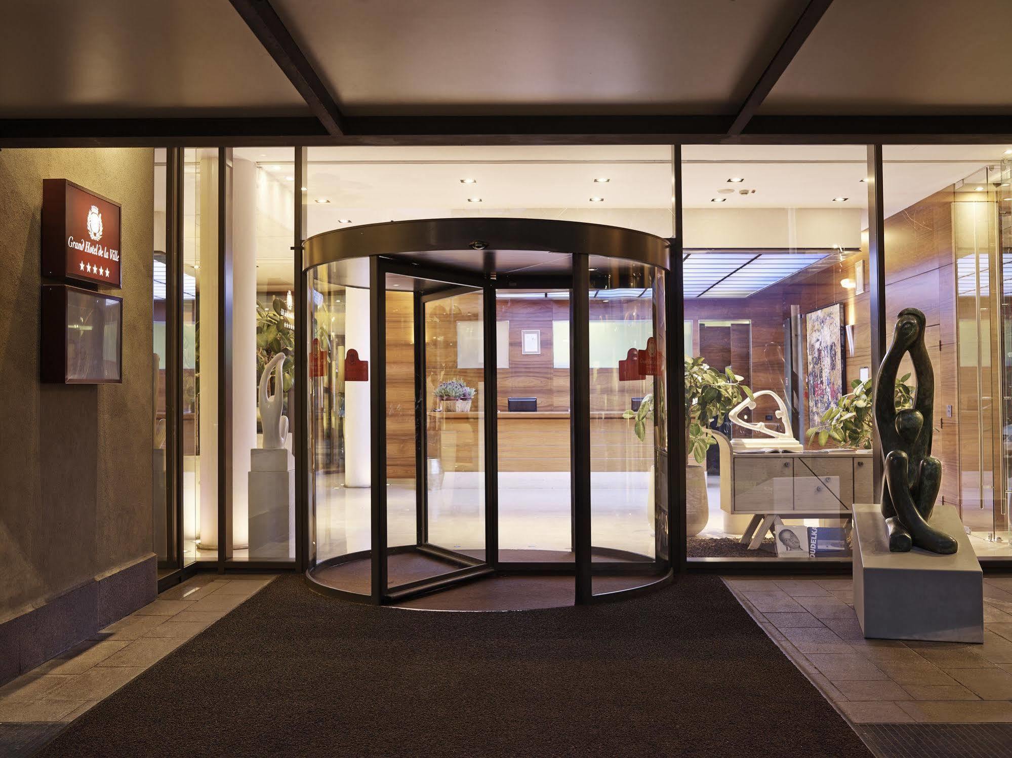 Grand Hotel De La Ville Parma Exterior foto Entrance to the hotel